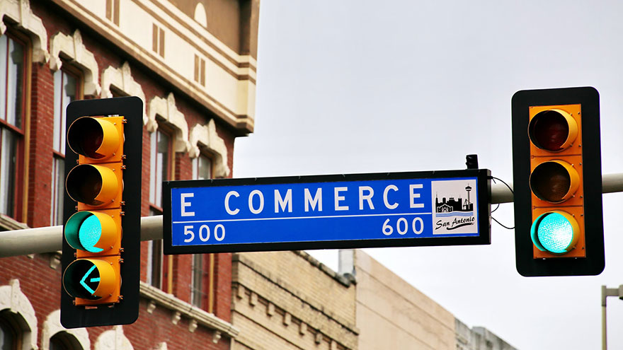 e-comerce street sign on a traffic light