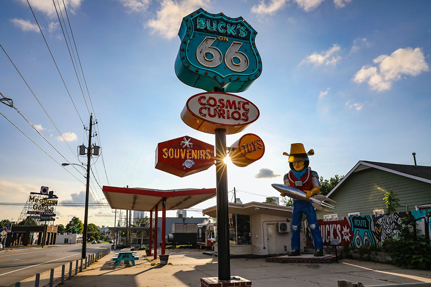 restaurant signage on the fanmous route 66